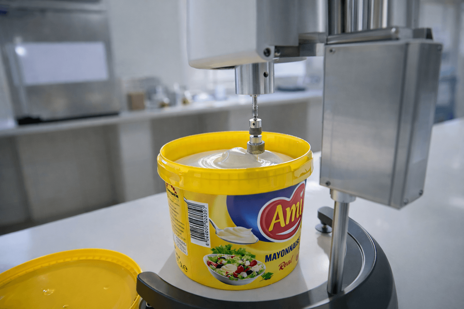 Pot de mayonnaise Ami sur la ligne de remplissage Patisen — signature gustative emblématique