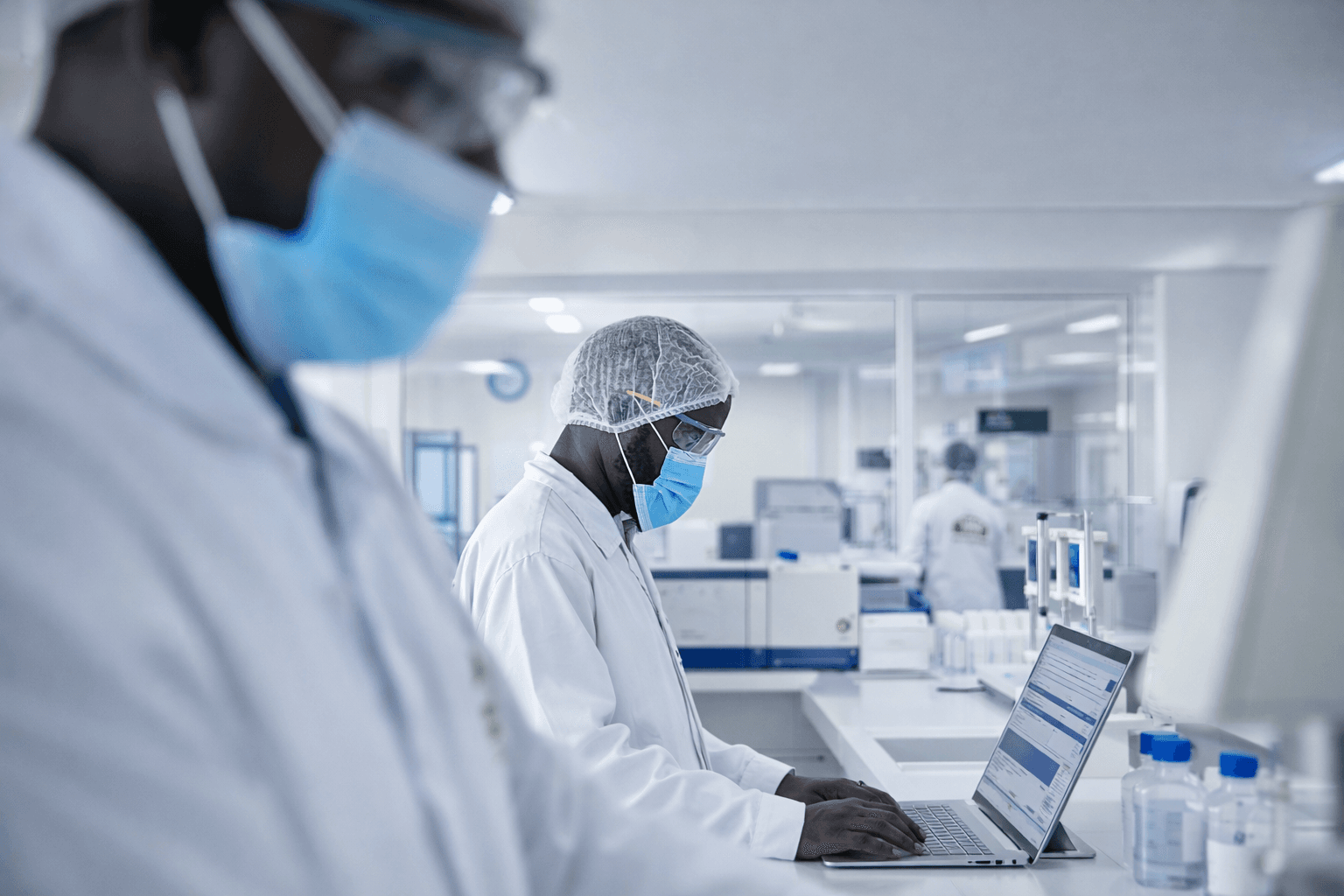 Équipe de contrôle qualité au laboratoire Patisen — exigence à chaque étape